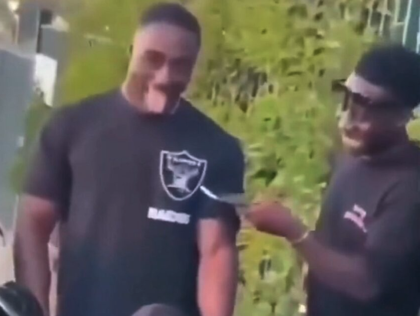 French Boxer Bakary Samake Smile While Getting B10wj0b In The Street Goes Viral On Snapchat